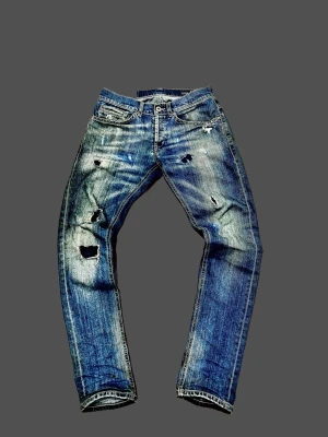 Dondup George jeans storlek 29 - Otroligt feta dondup jeans med skön fade och slitage. Jeansen är i storlek 29/30 och är i blå/ljusblå färg. Jeansen är i modellen George som är i slimpassform. Jeansen är i mycket bra skick (8,5/10). Bara att skriva vid yttligare frågor‼️🥰Mått [CM] x2: Längd ≈ 98 Midja ≈ 37 Vad ≈ 15,5 Lår ≈ 23,5 ‼️Mått kan variera med någon cm‼️ ⚠️Byxornas faktiska färg kan skilja sig från bilden.Mått [CM] x2:  