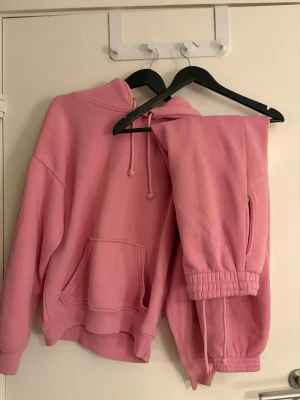 Dam rosa mjukiset med byxor och hoodie  - Supersött och bekvämt mjukis-set med hoodie och mjukis byxor i rosa. Finns inte kvar i butiken längre, perfekt om du vill ha ett unikt set! Storlek XS och i mycket fint skick. Priset går inte och diskutera. 