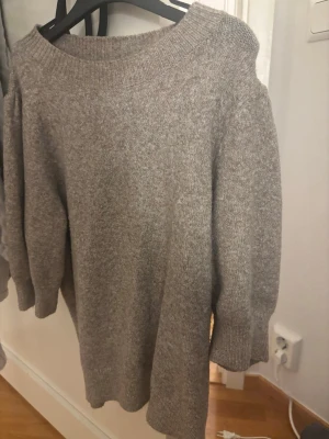 Beige stickad tröja från Vero Moda - Mysig beige stickad tröja från Vero Moda. Kommer tyvärr inte till användning 💕 