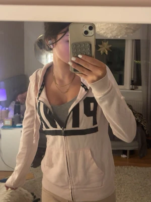 Tröja från Victoria secret - Säljer min zip tröja från Victoria secret i strlk xs🙌🏻🙌🏻
