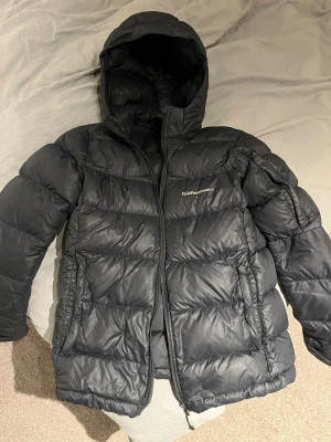 Peak jacka - Säljer en Peak Performance frost down jacka i storlek 170 då dragkedjan inte fungerar och därför köpt en ny. Jättefint skick i övrigt, enda är som sagt att dragkedjan inte fungerar därav bra pris. Kostar ca 700 att byta dragkedja. Överlag den bästa dunjackan enligt mig!😙