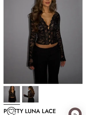 Spets topp Venderbys  - Säljer denna spets toppen från Venderbys i strl XS/S. Använd fåtal gånger så fint skick. Nypris är runt 650 svenska kronor.