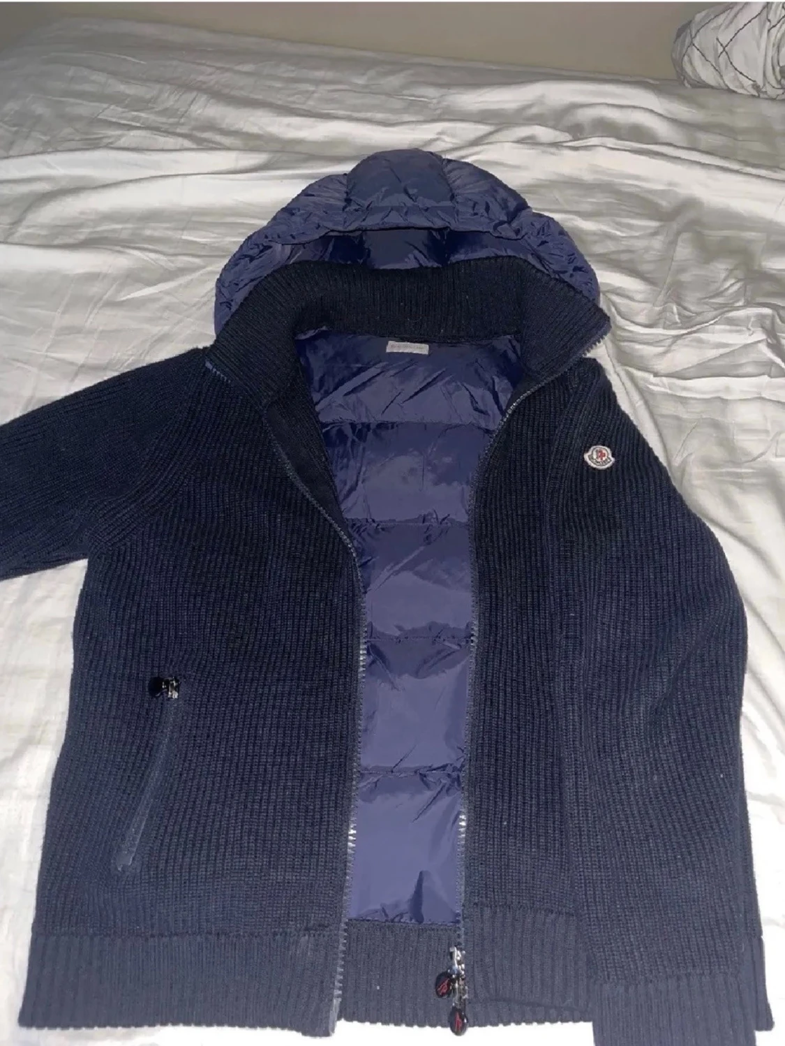 Mörkblå stickad Moncler pufferjacka