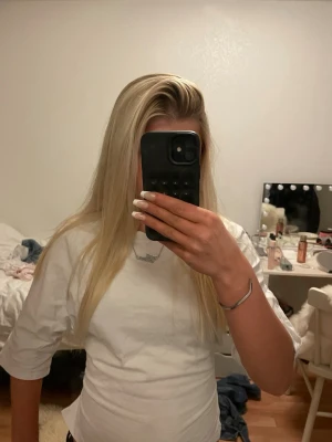 Vit topp med trekvartsärm som knyts i ryggen - Säljer en vit croppad topp med trekvartsärm som knyts i ryggen. Man kan knyta på flera olika sätt till exempel som på bilden eller en mindre rosett. Använd fåtal gånger, storlek XS💓