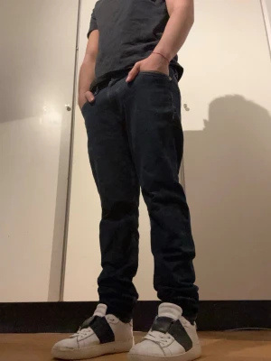  skinny jeans med smal passform - Snygga mörkblå jeans med klassisk femficksdesign och smal passform. Jeansen har kontrastsömmar och silverfärgade nitar och knapp. Perfekta för dig som gillar en tight och stilren look.