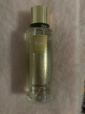 Rosel Body Mist Luxury Desires - Fräsch body mist med lyxig känsla som får dig att sticka ut. Volym: 250 ml. Tillverkad i Förenade Arabemiraten. Ej testad på djur.