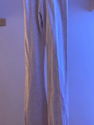 Ljusbeige manchesterbyxor wide - Säljer ett par ljusbeige folddown byxor från Nelly med bootcut fit. Byxorna aldrig använda men har tyvärr ingen prislapp, har en väldigt låg och fin passform., tillverkade i mjukt och stretchigt material som ger en chill och trendig vibe. Perfekta för dig som gillar avslappnad stil och vill ha något som sticker ut lite extra. Pris går att diskutera💗