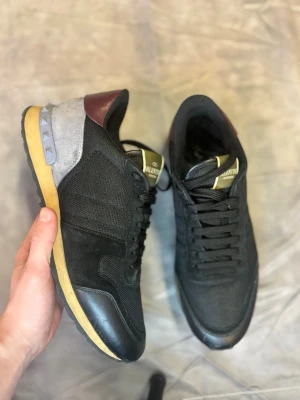 Valentino Rockrunners | Size 43  - Säljer dessa otroligt feta rockrunners skorna i size 43. Skorna är i mycket bra skick, som även syns på bilderna. Inget og tillkommer vid köp | Skriv vid minsta lilla intresse ! ⭐️