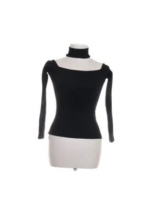 Svart polotopp med lång ärm - Snygg svart polotopp med lång ärm och rak halsringning. Toppen har en tight passform och är tillverkad i ett stretchigt material som sitter skönt mot kroppen. Perfekt att styla med jeans eller kjol för en cool look.