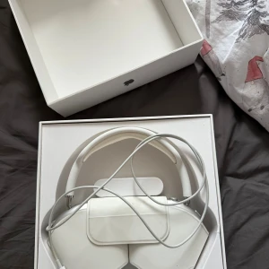 Apple AirPods Max - Silver - Snygga Apple AirPods Max i silver med originalförpackning, skyddsfodral och laddare. Hörlurarna är i mycket gott skick med minimalt slitage, och alla delar inklusive öronkuddar och laddkabel medföljer. Perfekt för dig som söker hög ljudkvalitet och aktiv brusreducering.