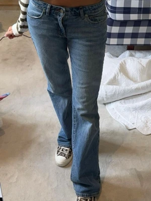 Blå bootcut jeans från abrand Jeans - Säljer ett par ljusblå bootcut jeans från abrand Jeans. Klassisk femficksmodell med normal passform och snyggt utsvängda ben. Jeansen är i mjukt denimtyg och har en tidlös look som passar till det mesta.