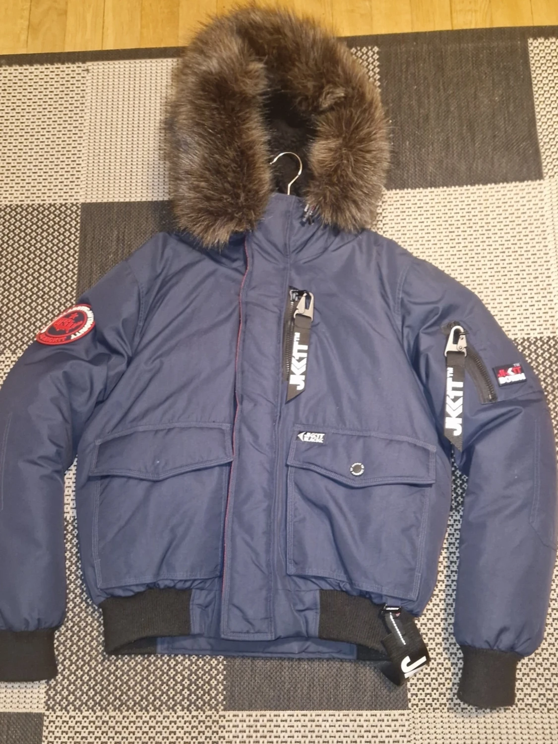 Blå vinterjacka från JAK1T med pälshuva