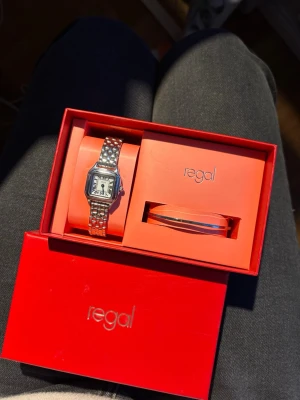 Dam klocka  - Helt ny oanvänd dam klocka i silver. Med tillhörande armband, Super fin! Förlängnings länkar finns i lådan. 