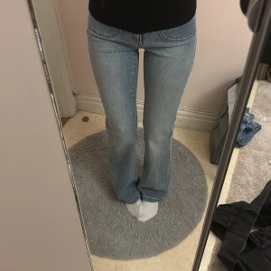 Abrand ljusblå bootcut jeans - Säljer ett par ljusblå jeans från Abrand Jeans i modellen 95 Mid Boot. Innerbensmått typ 85/86, midjan 28. Stretchiga, i TALL version. Nypris 1000+