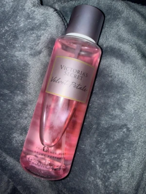 Velvet Petals Fragrance Mist 250ml - Victoria's Secret Velvet Petals Fragrance Mist i en snygg rosa flaska. Perfekt för dig som vill ha en fräsch och lätt doft. Volym: 250 ml.