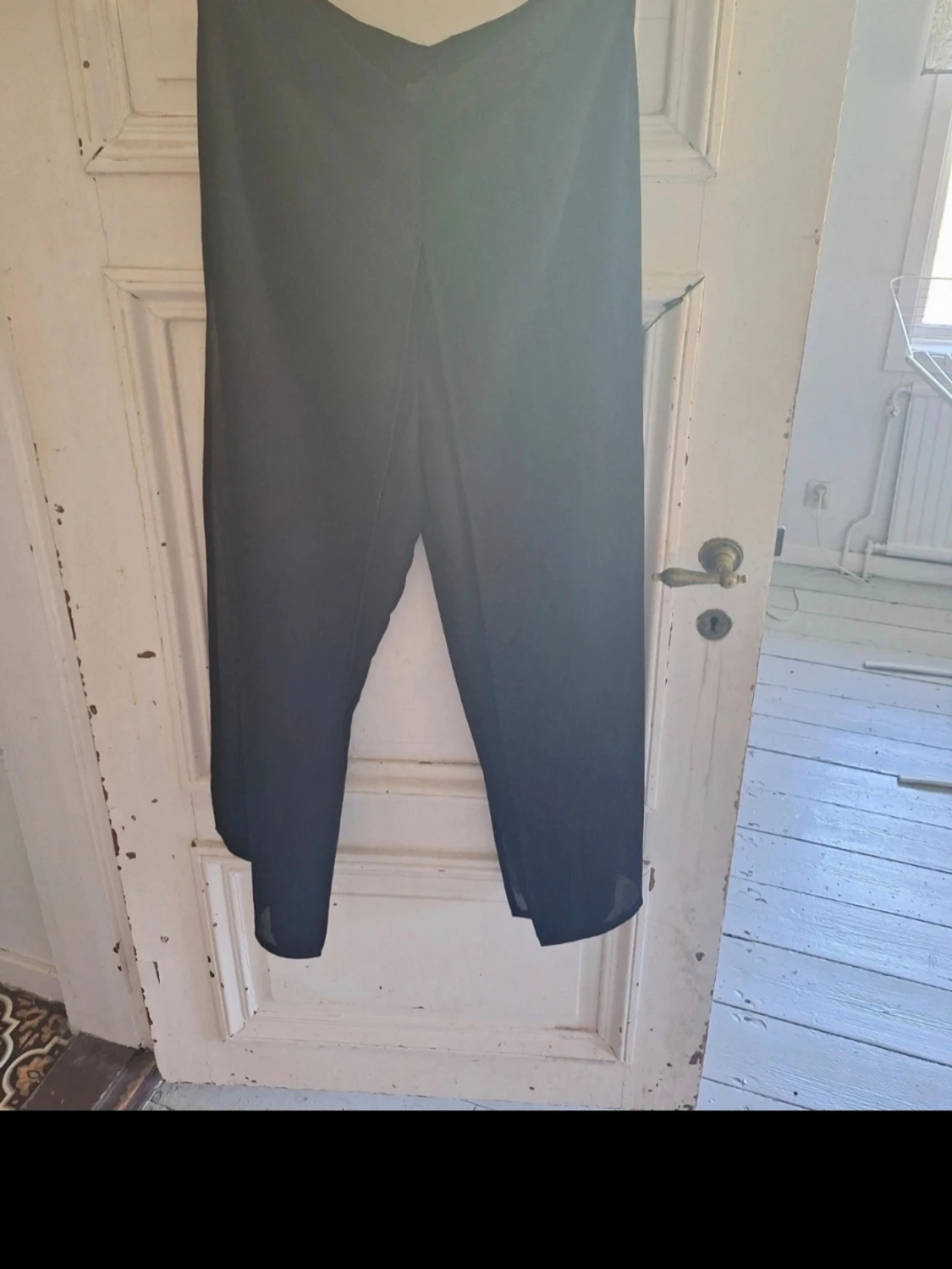 Svart croppad byxkjol