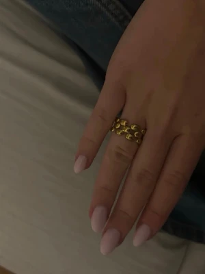 Fin Guld ring  - En jätte fin guld ring som passar till allt och är i guld rostfritt stål och passar mitt ring finger som är ungifär storlek 17!