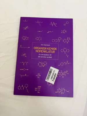 Organisk-kemisk nomenklatur: En introduktion till det kemiska språket - Upptäck grunderna i organisk-kemisk nomenklatur! Perfekt för dig som pluggar eller jobbar med kemi och vill förstå hur kemiska namn och strukturformler hänger ihop. Boken är full av exempel och tydliga förklaringar, och passar både nybörjare och dig som vill fördjupa dina kunskaper.