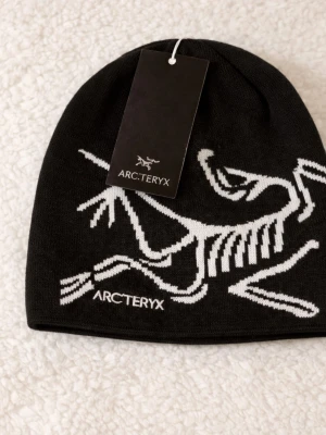 Svart mössa från Arc'teryx - Säljer en svart mössa från Arc'teryx. KAN DISKUTERA PRISET!!