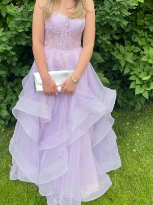 Balklänning - Säljer nu min fina gamla balklänning. Det är en ljuslila klänning med volang kjol i flera lager. Det är knyt rygg och har en spets topp. Nypris för denna klänning är just nu 2500kr därför sänker jag med 500kr (pris kan diskuteras) Kom privat om du bill ha fler bilder💕kan mötas i Stockholm💕