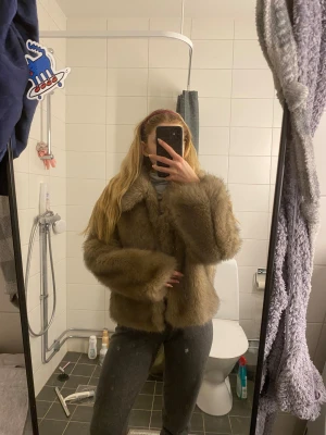 Veromoda pälsjacka - Väldigt bra skick. Den är också varm!! Använd kanske 2 ggr, köpt för 1299 :-