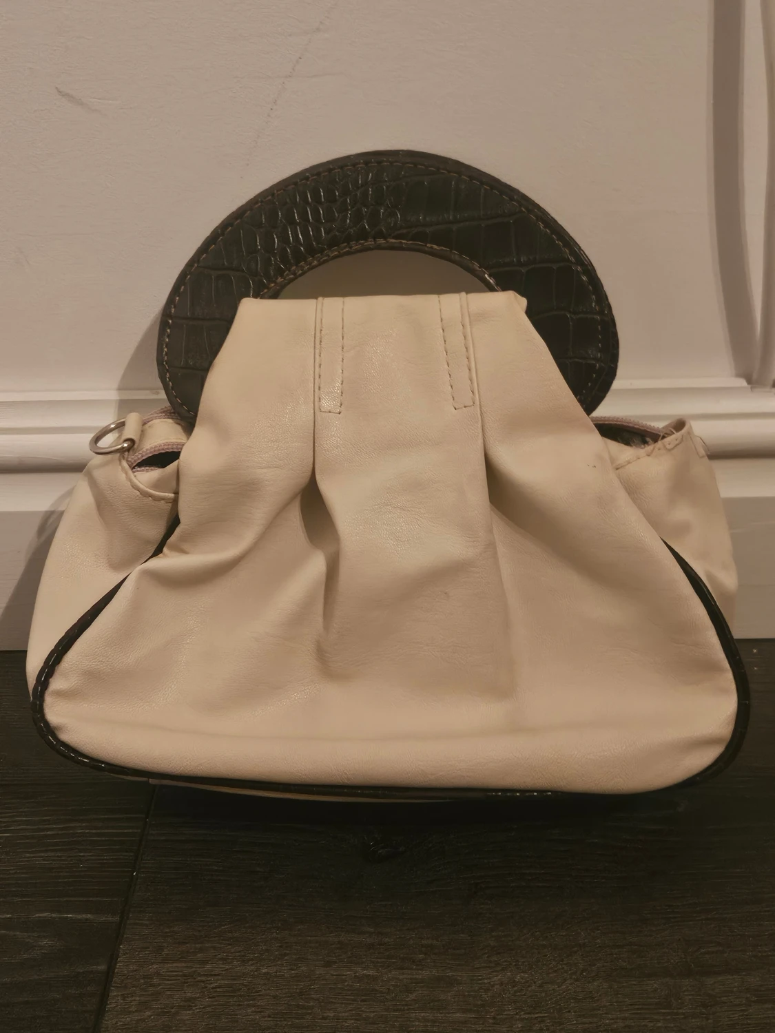 Vit handväska från Prada med rosett - 1