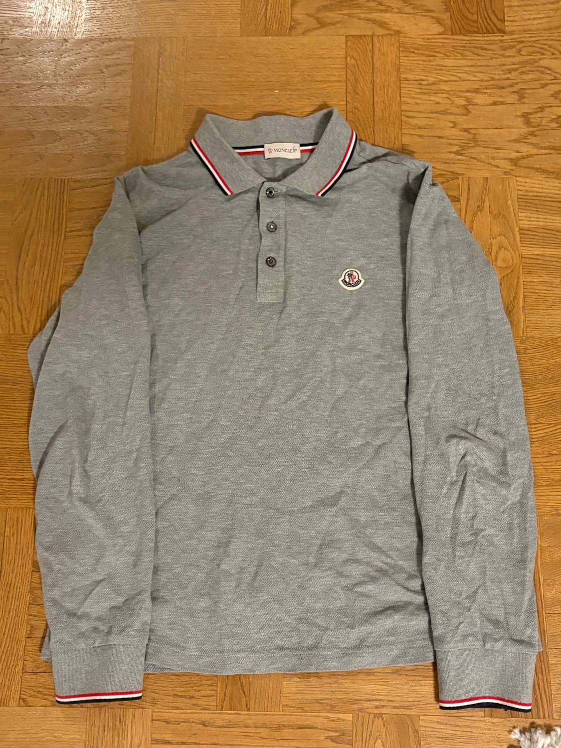 Grå långärmad pikétröja Moncler