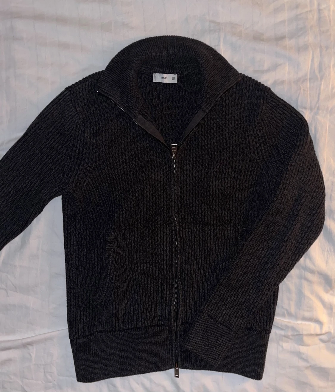 Mörkbrun stickad kofta från Mango