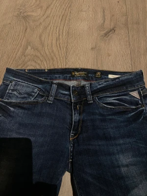 Replay Jeans - använd några gånger, 27/32 är storleken. om det är något du undrar bara skriv. Skickar också allt inom 24 timmar men oftast samma dag som varan köps. 