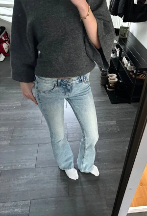Low rise jeans  - Supersnygga lowrise jeans i bootcut modell. Knappt några tecken på användning alls, storlek 34, midjemått runt 35 cm och innerbenslängd runt 80cm. Skriv vid frågor 💕💕