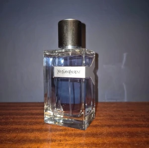 Yves Saint Laurent Y EdT 100ml - Yves Saint Laurent Y Eau de Toilette, 100 ml. Snygg och modern doft i stilren flaska. Tillverkad i Frankrike. Perfekt för dig som vill sticka ut med en ikonisk parfym från ett av världens mest kända modehus.