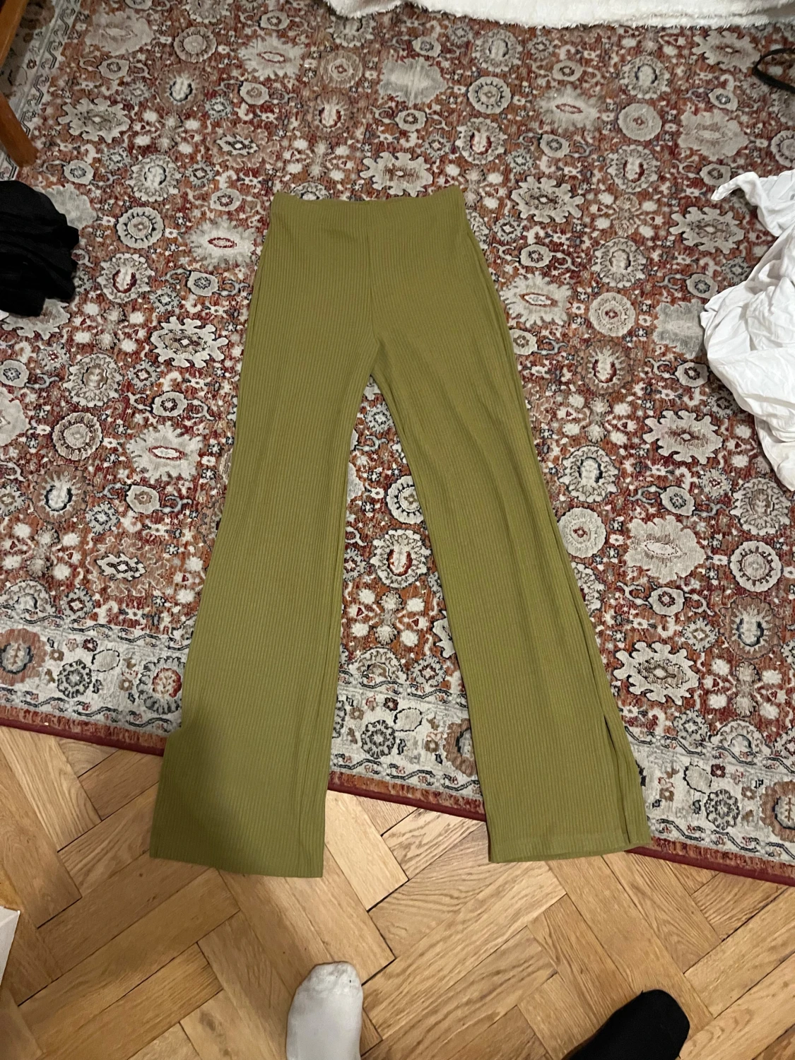 Olivgröna ribbade byxor med slits