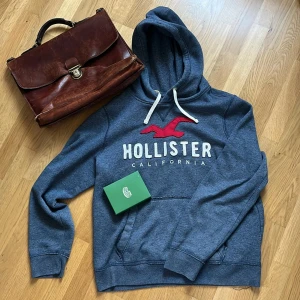 Hollister Hoodie - Säljer nu en blå hoodie från Hollister i mycket bra skick👍Var inte rädd för att ställa fler frågor❤️