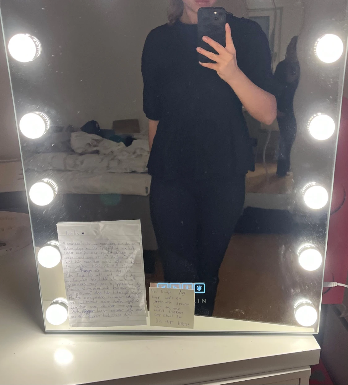 Svart blus med öppen rygg och rosett