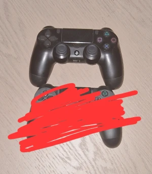 175kr styck PlayStation 4 DualShock 4 kontroller - Två original Sony DualShock 4 kontroller till PlayStation 4. Båda är i gott skick med mindre tecken på användning, alla knappar och spakar ser hela ut. Perfekt för multiplayer-spel eller som extra kontroll.