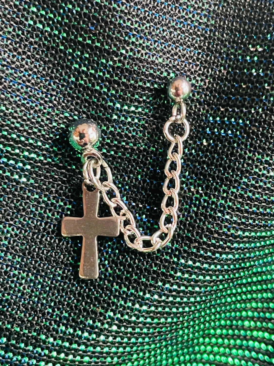 By prisförslag- 1 st Silvrigt örhänge med kedja och kors