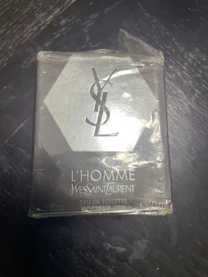 YSL L'Homme Eau de Toilette 60ml - YSL L'Homme Eau de Toilette, 60ml. En ikonisk doft från Yves Saint Laurent, perfekt för dig som vill sticka ut med stil. Levereras i originalförpackning. Ingredienser och tillverkning syns på förpackningen.