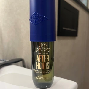 Sol de Janeiro After Hours mist - Oanvänd för har 2. Fräsch och trendig perfume mist från Sol de Janeiro. After Hours med inslag av midnight jasmine och amber woods. Perfekt för dig som vill sticka ut och testa något nytt. 