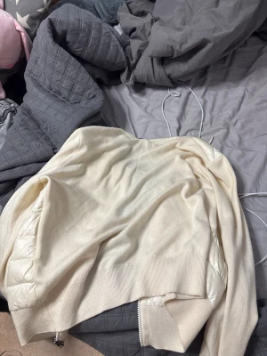 Vit quiltad pufferjacka från Moncler - Säljer en stilren vit cardigan från Moncler med quiltade partier och ribbade muddar. Jackan har dragkedja framtill, två fickor och är tillverkad i en mix av polyester och stickat material. Perfekt för dig som vill ha en clean och exklusiv look. Möts upp i göteborg! Endast kontant. L men passar även om M 