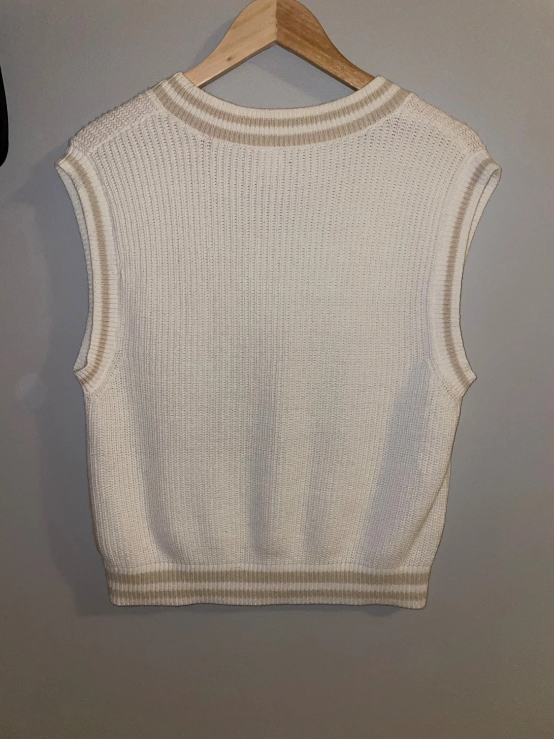 Vit stickad väst med v-ringning - 1