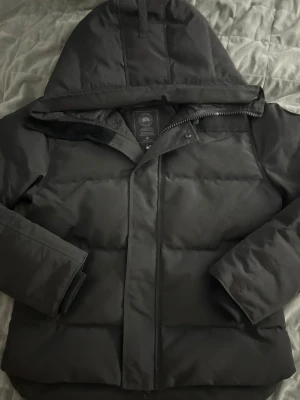 Canada goose jacka  - Säljer en svart canada goose jacka i storleken L. Jackan är i strålande skick och har inga defekter. Vid intresse eller frågor är det bara att höra av sig.😁