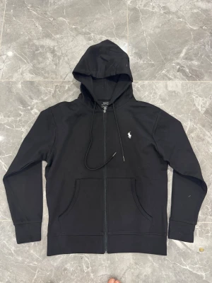 Ralph lauren zip hoodie - 🎨 Färg: svart 📏 Storlek: S ♻️ Skick: Mycket fint skick 🧵 Material: Mjuk bomullsblend med broderad Polo-logo 📦 Skickas samma dag vid köp