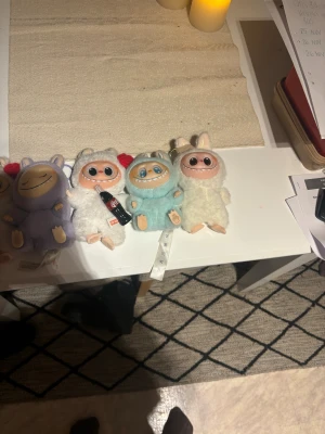 Ej elektronik – mjukisdjur - Bilderna visar en samling mjukisdjur i olika färger och former, vissa med nyckelring och en med en liten Coca-Cola-flaska. De ser ut att vara i gott skick utan synligt slitage eller defekter. Perfekt för samlare eller som present till barn.