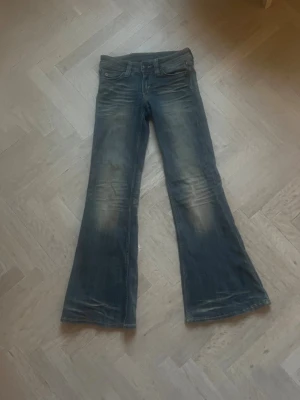 Smutstvättde jeans  - Säljer dessa coola jeans från weekday. De har inga skador och är i storlek 27/32.                                                     säljer då de är förstora 