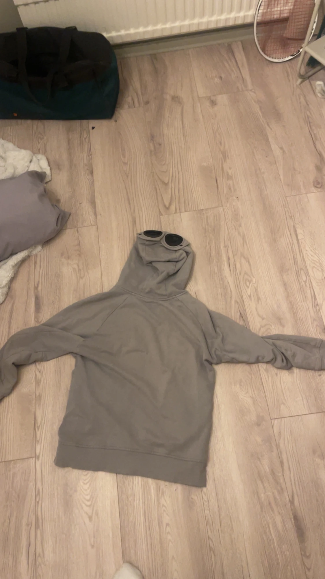 Grå hoodie med goggles från C.P. Company - 1