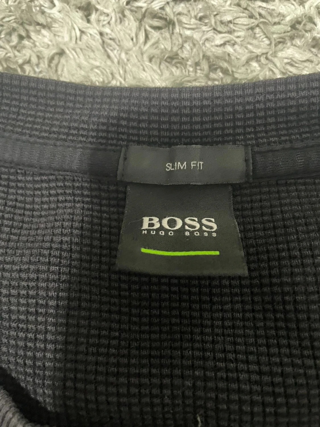 Svart Hugo Boss tröja med guldtryck - 2