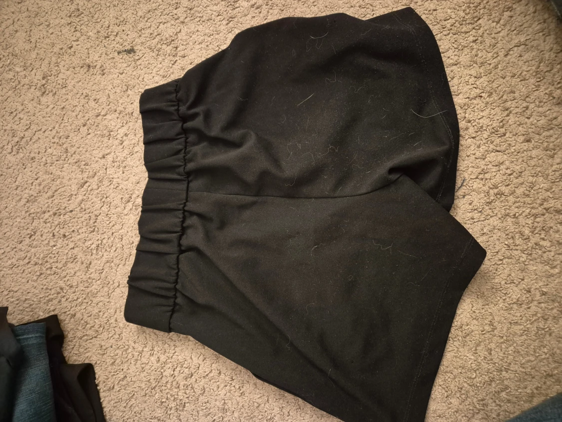 Svarta högmidjade shorts med knappar - 1