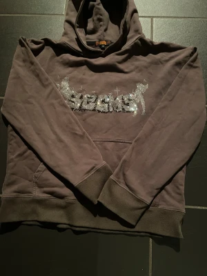 Mörkbrun SEAMS hoodie rhinestone edition - SEAMS hoodie knappt andvänd Storlek medium, unisex. Pris går att förhandla💰