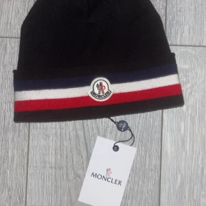 Moncl3r Tricolor mössa - Tricolor mössa helt ny aldrig använd skick 10/10