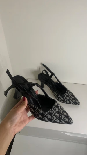 Svarta pumps / klackskor - Snygga klackskor, storlek 39 men passar 38  aldrig använda 